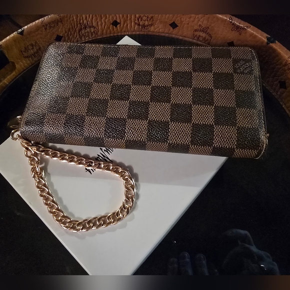 Louis Vuitton Damier Zippy Wallet - Picture 13 of 13